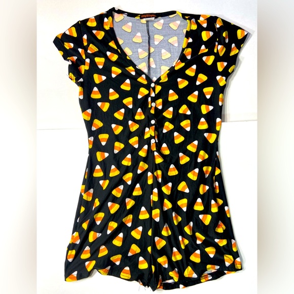 Grumpy & Gorgeous - BITE ME Candy Corn Short Bottom Onesie w/ Butt Flap 🍭🎃 - Picture 3 of 14